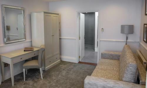 Queens Court Hotel