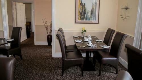 Queens Court Hotel