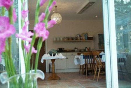 Hostal Gatwick House