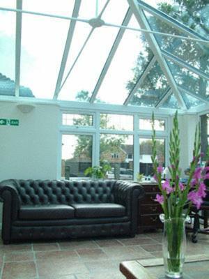 Hostal Gatwick House