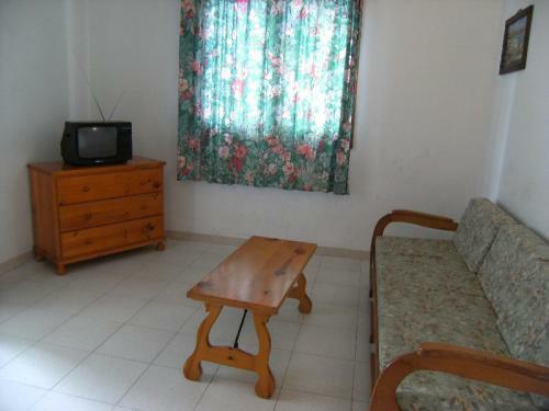 Apartamentos Cala Montgo