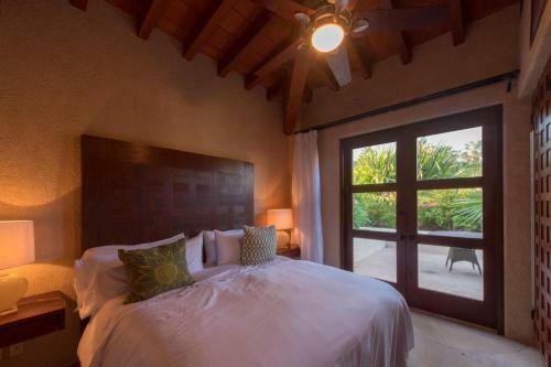 Beachfront Luxury With Staff, Villa Tranquilidad