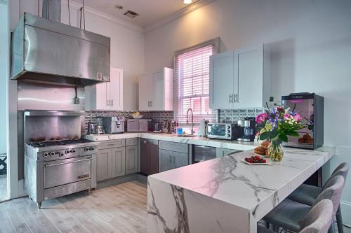 Apartamentos Five Br - Sleeps 10! Steps From French Quarter