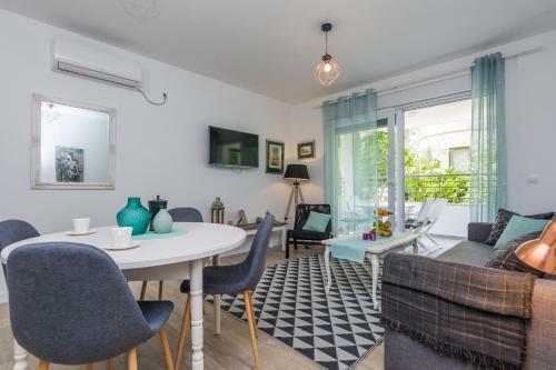 Hostal Apartments Marta