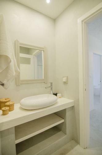 George & Irene Hotel