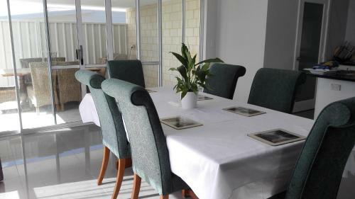 Alkimos Beach Retreat