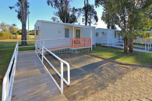 Hotel Crows Nest Tourist Park