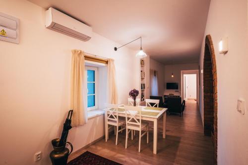 Apartamentos Latron 98