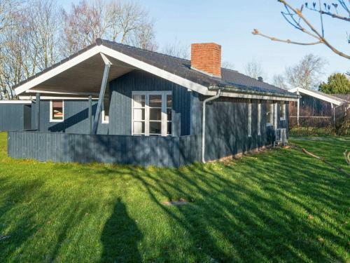 Three-bedroom Holiday Home In B�rkop 12