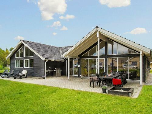 Six-bedroom Holiday Home In Glesborg