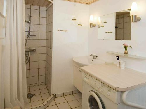 Three-bedroom Holiday Home In Harbo�re 22