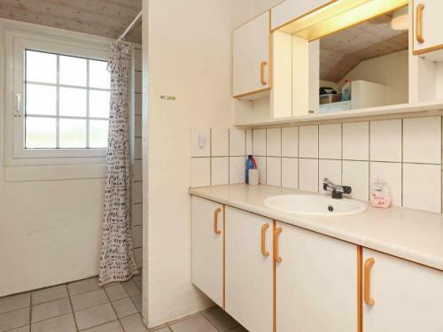 Five-bedroom Holiday Home In Ringk�bing 3