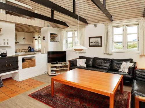 Two-bedroom Holiday Home In Hvide Sande 2