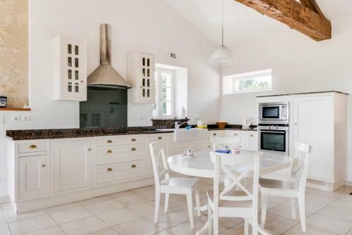 Beraut Villa Sleeps 16 Pool Wifi