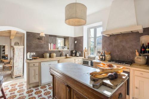 La Capelle-et-masmolene Villa Sleeps 6 Pool Wifi