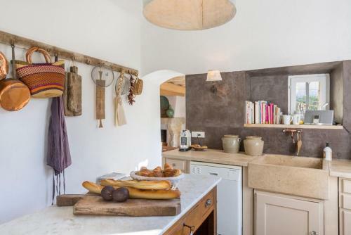 La Capelle-et-masmolene Villa Sleeps 6 Pool Wifi