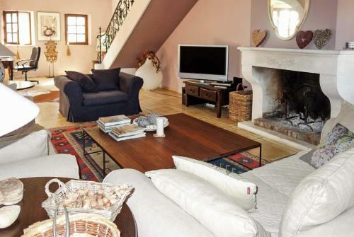 Noves Villa Sleeps 8 Air Con Wifi