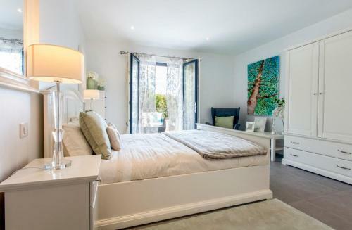 Opio Villa Sleeps 8 Pool Air Con Wifi