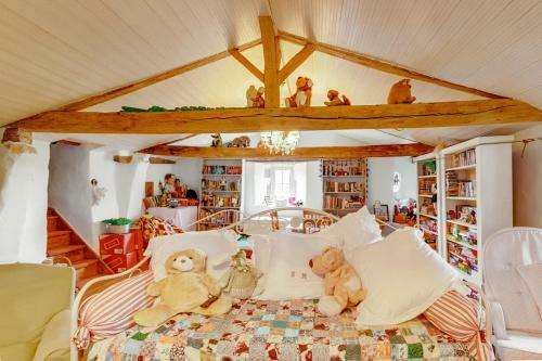 Pressigny Villa Sleeps 22 Pool Wifi