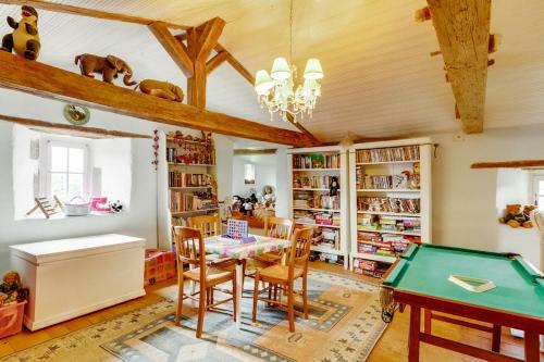 Pressigny Villa Sleeps 22 Pool Wifi