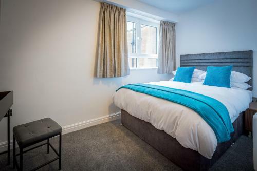 Gordon Moon Suites Bolton Centre Apartments
