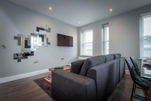 Gordon Moon Suites Bolton Centre Apartments