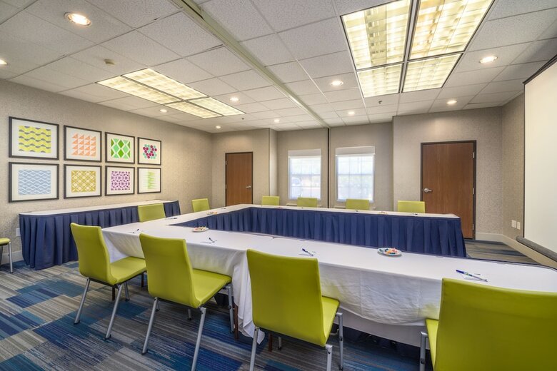 Hotel Holiday Inn Express Airport