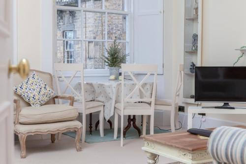 1 Bedroom Apartment In New Town Accommodates 4