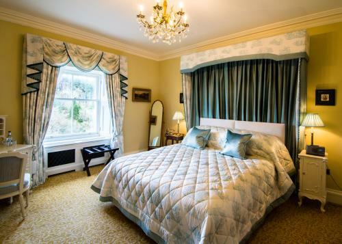 Hotel Crossbasket Castle