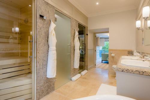 Hotel Crossbasket Castle