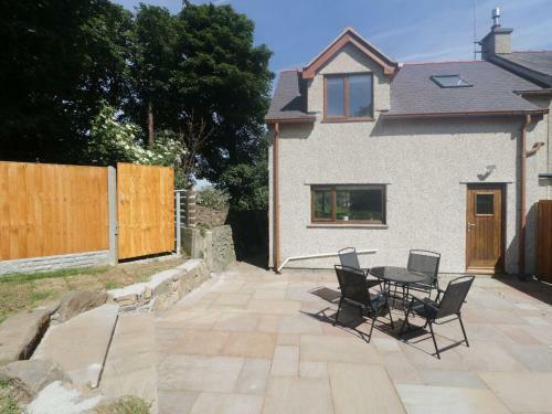 Bwthyn Neithior, Llannerch-y-medd