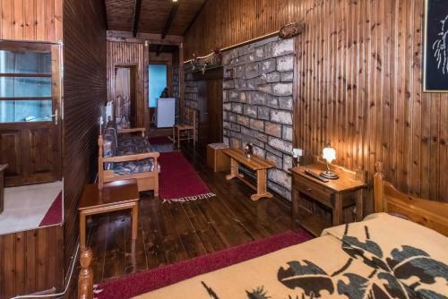 Hostal Elatos Rooms