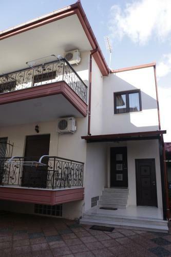 Hostal Guesthouse Lazarou