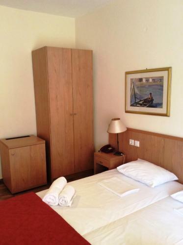 Saronis Hotel