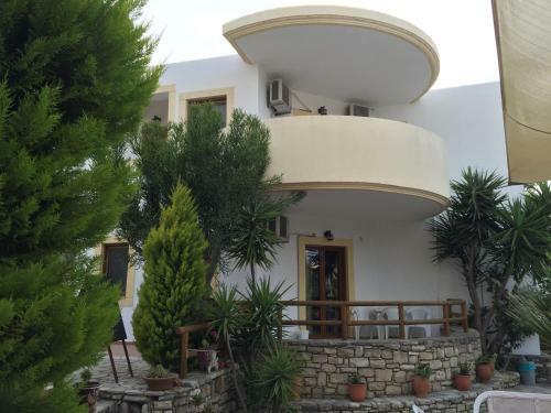 Vrisi Apartments & Villa
