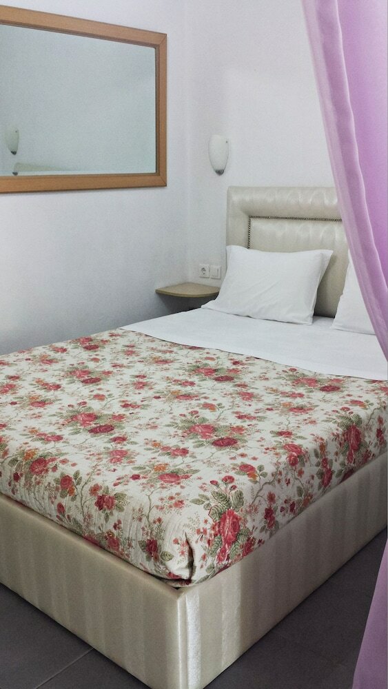 Studios & Apartments Efrosini