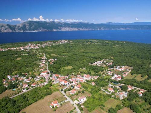 Charming Villa In Milohnici With Balcony