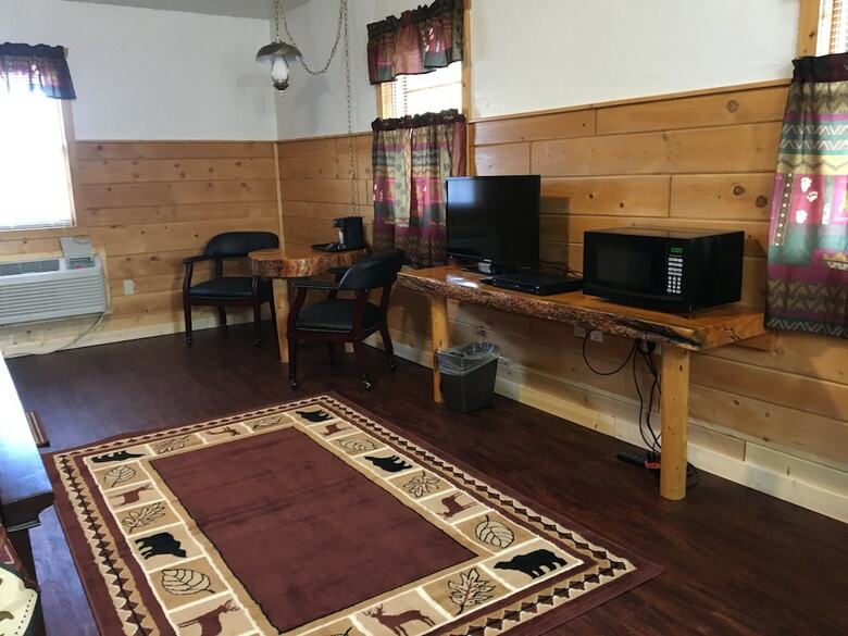 Chinook Winds Motel