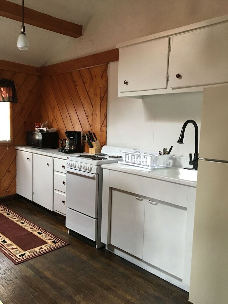 Chinook Winds Motel