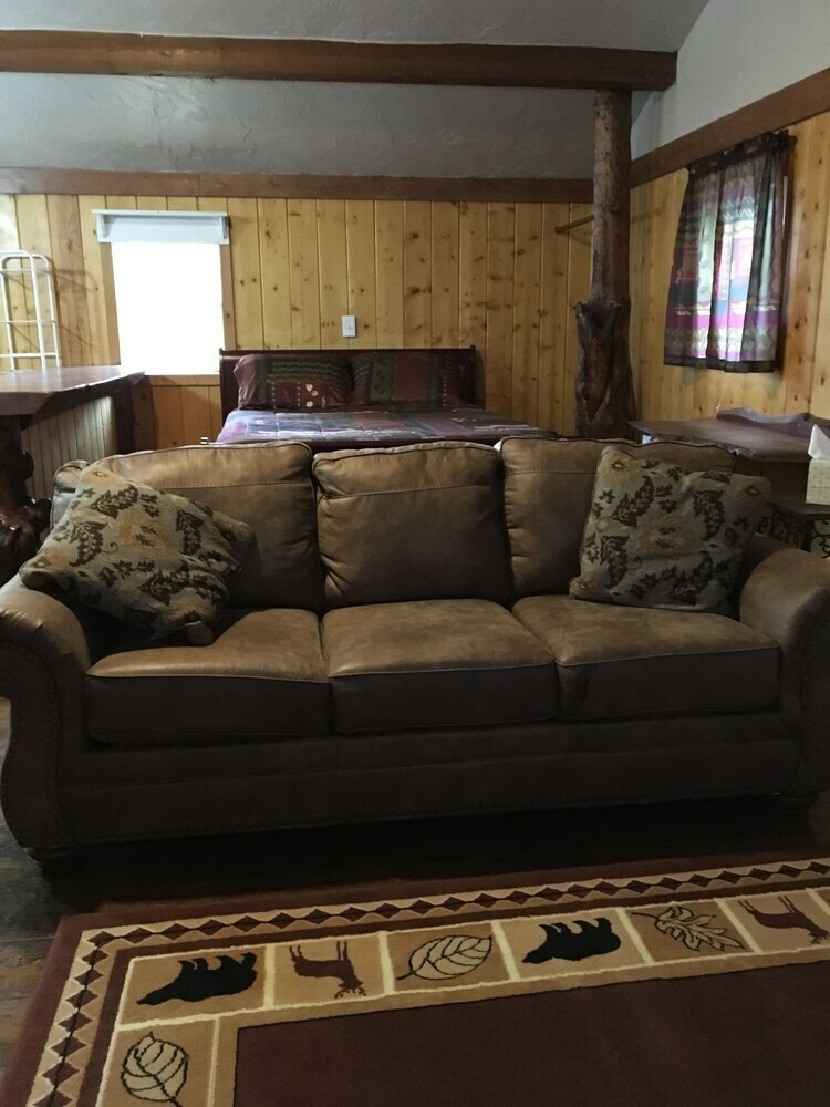 Chinook Winds Motel
