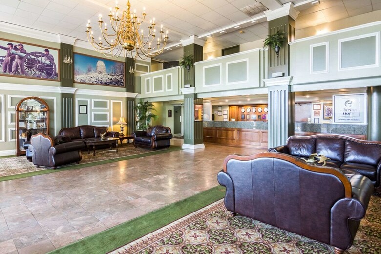 Hotel The Plaza Inn & Suites