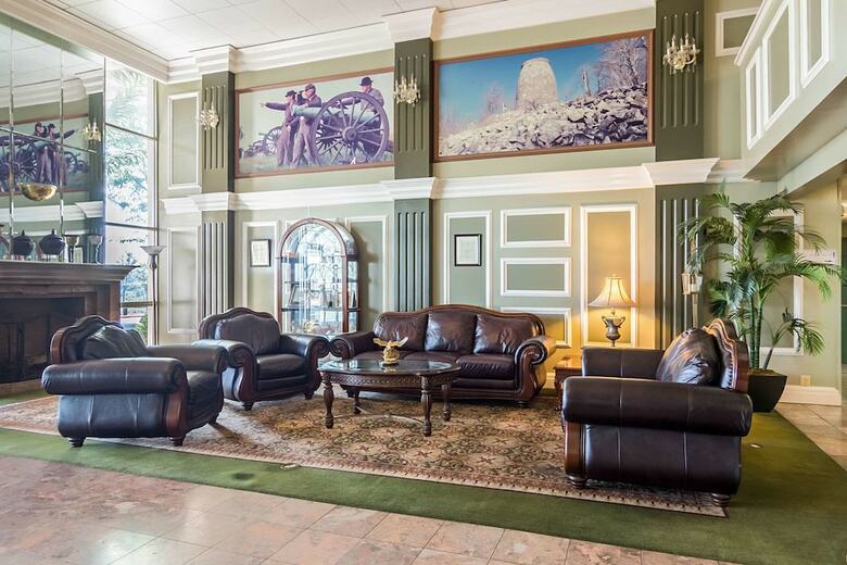 Hotel The Plaza Inn & Suites