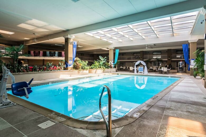 Hotel The Plaza Inn & Suites