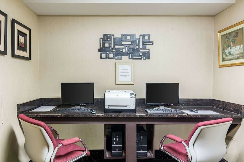 Hotel The Plaza Inn & Suites