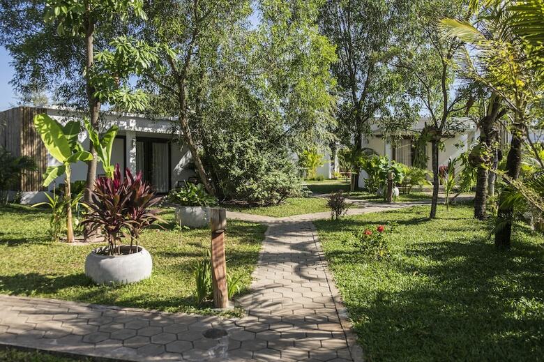 Hotel Sahaa Beach Resort