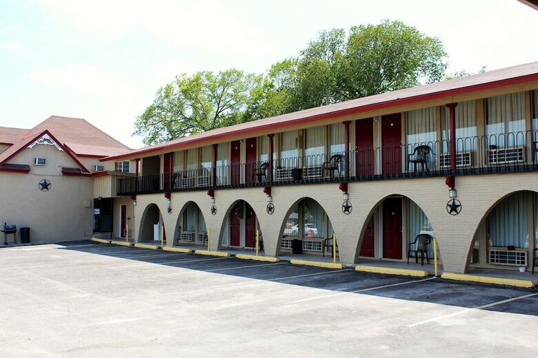 Motel Executive Inn And Suites