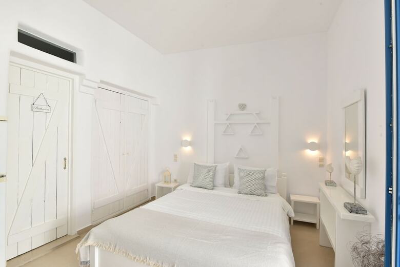 Hotel Eleanna's