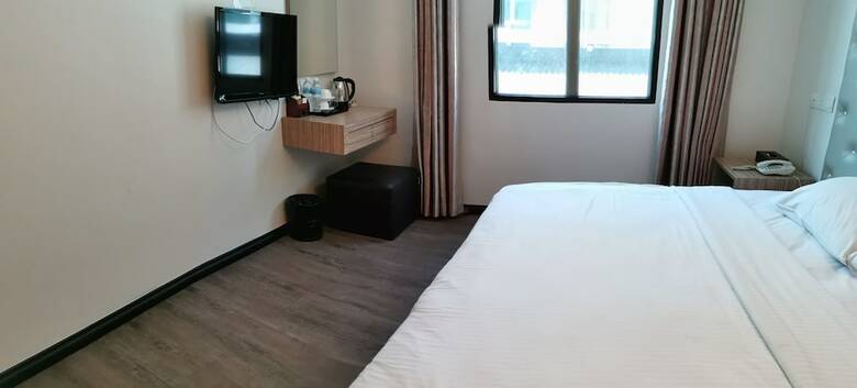 Ease Hotel