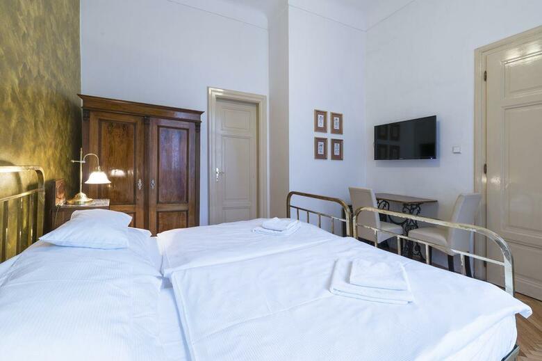 Hotel U Zlateho Jelena (golden Deer)