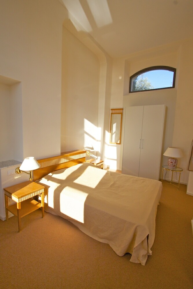 Miramare Apartments & Suites